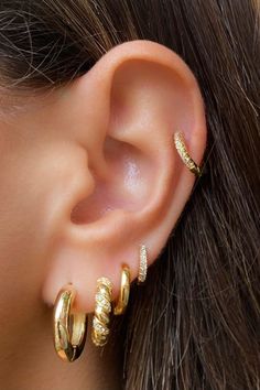 Gold Earrings Combination, Fine Jewelry Earrings Gold, 2023 Gold Jewelry Trends, Gold Ear Percinings, Ear Jewelry Ideas Gold, Gold Earring Ideas, Good Earring Combinations, Ear Piercing Ideas Aesthetic Gold, 3 Earring Stack Ideas