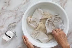 Whiten White Clothes, Whiten Clothes, Cleaning White Clothes, How To Bleach Whites, How To Whiten Clothes, Dingy Whites, Brighten Whites, White Laundry