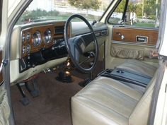 the interior of an old car is clean and ready to be used as a vehicle