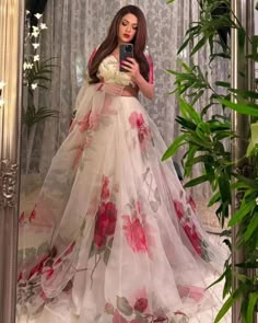 Lehnga Outfit, Party Wear Pakistani, Indian Wedding Party, Choli Design, Organza Dresses, Fancy Bedroom, Party Wear Gowns, Taylor Outfits, Wedding Lehenga Designs