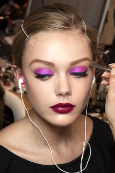 Love the lips. Makeup Runway, Rosa Make-up, Frida Gustavsson, Artist Makeup, Eyes Color, Runway Makeup, Purple Eyeshadow