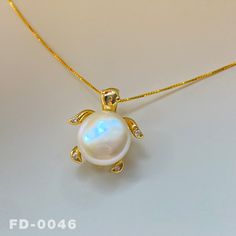 ✿ Item: Handmade Sea turtle Pendant Necklace with Natural Freshwater Pearl ✿ Pearl Color: Natural untreated，Pink ，White，Gold，with Wonderful iridescent luster ✿ Pearl Size:12-13mm ✿ Accessories material: 14K Gold Plating，Luxurious gold layer over sterling silver for added elegance and durability. ✿ Pendant shape: Sea turtle ✿ The handmade Pendant Necklace come in a fine gift bag, Ideal gifts for Halloween to your girlfriend, daughter, wife, and mom to express your sincere love. ✿ We strive to pro Simplistic Jewelry, Sea Turtle Jewelry, Gifts For Halloween, Dope Jewelry Accessories, Ocean Inspired Jewelry, Turtle Jewelry, Sea Jewelry, Bridal Jewellery Design, Handmade Pendant Necklace