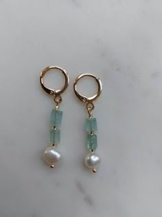 🌸 Beautiful earrings with apatite rectangular beads and real freshwater pearls on a 22K gold plated hoop. Diy Pearl Jewelry, Diy Pearl Earrings, Diy Earrings Dangle, Pearl Earrings Gold, Jewelry Making Classes, Earrings Making, Jewellery Sketches, Freshwater Pearl Earrings