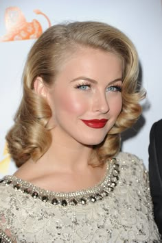 Julianne Hough: If you have a layered bob, you can easily get Julianne's retro set. Side part the hair deep to one side, and use small rollers or pin curls to curl in toward the face. Retro Wedding Hair, Classic Hairstyles, Julianne Hough, Chic Hairstyles, Retro Waves, Retro Hairstyles