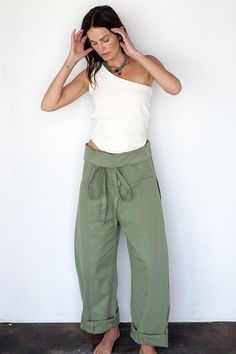 Down Street Style, Beach Tips, Simple Work Outfits, Fisherman Aesthetic, Pant Design, Army Green Pants, Fisherman Style, Fisherman Pants, Style Pant