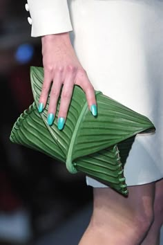 Banana Leaf Clutch! Funky Purses, Green Clutches, Kelly Bag, Hermes Handbags, Purse Styles, Harpers Bazaar, Kate Moss, Street Chic, Mode Inspiration