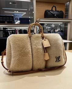 LV weekender Shearling Bag, Tas Lv, Winter Bags, Luxury Bags Collection, Red Dress Boutique, Handbag Heaven, Dress Boutique, Vintage Purses, Pretty Bags