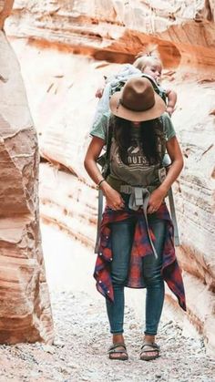 Elevate your outdoor experience with these stylish and functional adventure outfits. From rugged-chic ensembles to nature-inspired looks, embrace the essence of adventure in every step. #AdventureOutfit #OutdoorStyle #ExploreInAesthetic Outdoorsy Style Summer, Wander Outfit, Climbing Outfit Woman, Hiking Fashion, Adventure Style