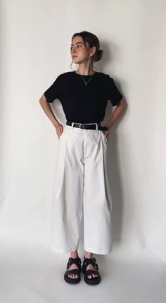 Minimalistic Clothing Style, Classic Grunge Style, Easy Summer Outfits Midsize, Minimalist Work Outfit Summer, Minimal Outfits Summer, Berlin Summer Street Style, A Line Trousers, Minimalist Outfit Midsize, Express Clothing Outfits