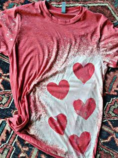 Bleach Shirt Diy, Ty Dye, Tie Dye Crafts, Bleach T Shirts, Tie Dye Diy, Cute Shirt Designs, Day Outfits, Tie Dye Shirts, Heart Shirt