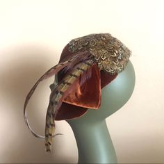 A Beautiful 1930’s Cocktail Hat Is Created With Feathers And Velvet Fabric And Is In A Very Good Wearable Condition. Cocktail Hat, Vintage Brown, Vintage Accessories, Velvet Fabric, Feathers, Vintage Ladies, Velvet, Women Accessories, Hats