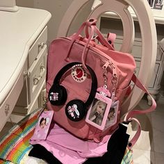 Mochila Kpop, Mochila Fjallraven Kanken, Stylish School Bags, School Bag Essentials, Aesthetic Backpack, Aesthetic Bags, Purse Essentials, Handbag Essentials