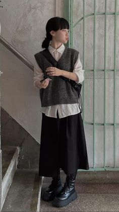 Japanese Women Fashion Style, Japanese Modern Style Fashion, Rainy Day Outfit With Skirt, Japan Oversized Fashion, Autumn Fashion Japan, Korean Fashion Fall 2023, Japanese Woman Style Outfits, Classic Doc Martens Outfit, Fall Outfits Japanese