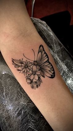 Butterfly Tattoo With Daisies, Half Flower Half Butterfly Tattoo, Mosaic Tattoo, Tatuaje Cover Up, Butterfly With Flowers, Butterfly With Flowers Tattoo, Cool Ear Tattoos, Cool Animal Tattoos, Unique Butterfly Tattoos