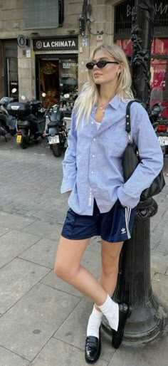 Sporty Shorts Outfit, Adidas Shorts Outfit, Adidas Shorts Women, Comfy Airport Outfit, Adidas Hose, Airplane Outfits, Airport Outfits, Shorts Outfits Women, Summer Shorts Outfits