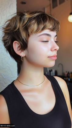 Feminine Short Hair Round Face, Feminine Pixie Cut, Pixie Cuts For Round Faces, Vintage Pixie Cut, Cuts For Round Faces, Feminine Short Hair, Feminine Pixie Cuts, Pixie Cut Round Face, Trendy Haircuts Medium