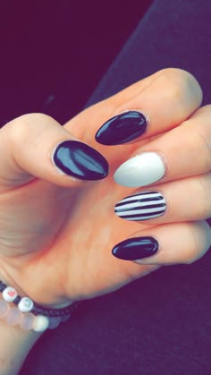 My new beetlejuice nails Trendy Nails Halloween, Beetle Juice Nails, Beetlejuice Nails, Halloween Beetlejuice, Beetlejuice Costume, Halloween Week, Christmas Manicure, Beetle Juice