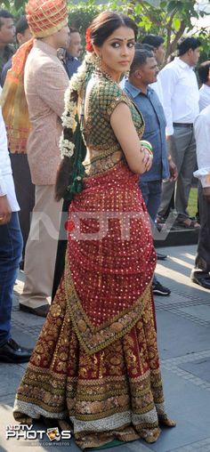 Genelia Dsouza, Sabyasachi Mukherjee, Simple Saree Designs, Wedding Photo Gallery, Traditional Indian Dress, Indian Saree Blouses Designs, At Family