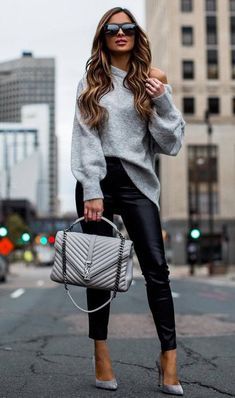 #Winter#WinterOutfits#Fashion2024#SeasonalFashion#WinterTrends#StyleTips#ColdWeatherOutfits#Skirts#Layering#MidiSkirtsIdeas#OutFitIdeas#WinterFashion#WinterOutfitsAesthetic#WinterOutfitsKorean#WinterOutfitsForWomen#ChristmasOutfit Mode Casual, Looks Chic, Casual Winter Outfits, Inspired Outfits, 인물 사진, 가을 패션, Fall Fashion Outfits, Winter Outfits Women