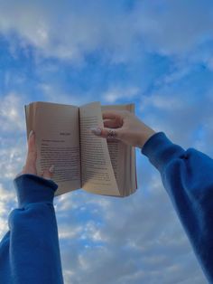 books aesthetic 블로그 디자인, Book Photography Instagram, Pillow Thoughts, Girl Reading Book, Reading Motivation, Bookstagram Inspiration, Book Instagram, Trik Fotografi, Girl Reading