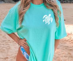 This T Shirt is the perfect, oversized shirt for your spring & summer days or for your upcoming trip to the beach in Hawaii. The turtle picture on front is green with white font, but the color is customizable (if you'd like a different color than the green/white, please add it in your ORDER NOTES or send me a message once you order). Comfort Colors© T shirts are made with the softest material, so this beach, sea turtle t shirt can be worn all day :)  Comfort Colors© introduces its garment-dyed t Turtle T Shirt, Vsco Shirts, Vsco Beach, Adrette Outfits, Turtle Shirts, Beach T Shirt, Casual Preppy Outfits, Cute Preppy Outfits, Preppy Summer