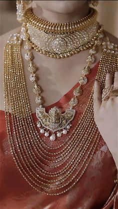 Gold Jewelry Aesthetic Outfit, Wedding Jwellery Brides Indian, Indian Aesthetic Jewellery, Gold Bridal Jewellery Indian, Trending Gold Jewellery Designs, Jwellery Design Indian Jewelry Necklace, Aesthetic Indian Jewelry, Gold Jwellary, Vintage Indian Jewelry