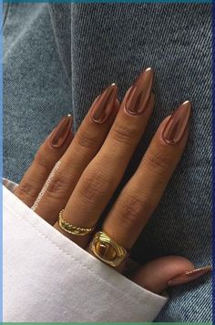 Brown nails are a perfect choice for fall! Here are some stylish ideas to inspire your next manicure:  1. Solid Chocolate Brown A deep, rich chocolate brown offers a classic, elegant look. 2. Ombre Effect Blend shades of brown, starting with a lighter hue at the tips and transitioning to a darker shade at the base. 3. Matte Finish Opt for a matte topcoat over any brown shade for a modern, sophisticated touch. Chrome Nails Designs, November Nails, Fall Nail Trends, Cute Nails For Fall, Smink Inspiration, Seasonal Nails, Makijaż Smokey Eye, Thanksgiving Nails, Fall Nail Art