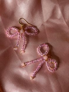 Pretty dangle earrings in gold plated color and a beaded dangle bow shape Pink Earrings Diy, Pink Jwellary, Beaded Bow Earrings, Bow Earrings Diy, Beads Earrings Diy, Bead Earrings Ideas, Pink Beaded Jewelry, Pretty Dangle Earrings, Pretty Earrings Dangle