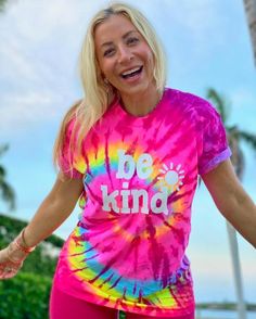 Pretty Tie Dye, Summer Tie Dye, Tie Dye Colors, Tie Dye Shirts, Tie Dye Designs, Tee Shirt Designs, Loose Outfit, Complete Outfits, Grateful Dead