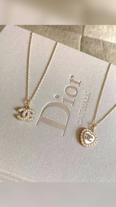 Dior Girl, Expensive Jewelry Luxury, Dope Jewelry, 背景 シンプル, Girly Accessories, Classy Jewelry, Expensive Jewelry, Girly Jewelry, Jewelry Inspo