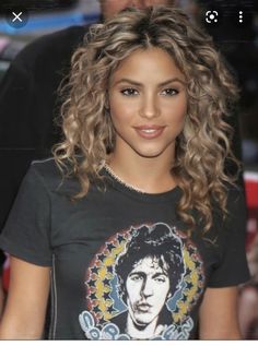 Shakira Hair, Highlights Curly Hair, Layered Curly Hair, Older Women Hairstyles Short, Curly Hair Photos, Women Hairstyles Short, Bob Haircut For Fine Hair, Colored Curly Hair