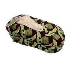 NEW Star Wars The Mandalorian Fuzzy Babba Kid’s Slipper Socks (S/M) Size 8-13. Baby Yoda/Grogu all over print. All items come from a smoke free, pet friendly home. Star Wars The Mandalorian, New Star Wars, The Mandalorian, New Star, Slipper Socks, All Over Print, Pet Friendly, Star Wars, Slippers