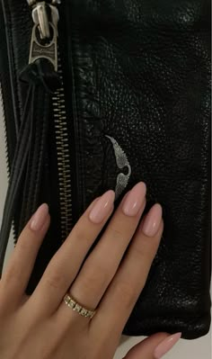 #nails #oldmoneyaesthetic #nailart #aesthetic #inspo Nails Acrylic Old Money, Old Money Nail Inspiration, Autumn Nails Classy, Nail Inspiration Fall 2024, Elagent Aesthetic Nails, Fall Plain Nails, Nail Ideas For Pale Skin, Nails For University, Nail Inspo Extra