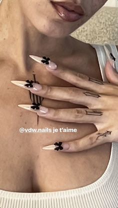 Aesthetic Stilletos Nails, Black Nails With Bow Charm, Stelltos Nails Design, Dove Cameron Nails, Aesthetic Nails White, Goth Gel Nails, Nails With Piercing, Russian Nails Design, Black Nails Stiletto