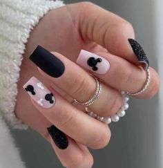 Short Mickey Mouse Nails, Matte Disney Nails, Cute Disney Nail Designs, Black Disney Nails, Mickey Mouse Nails Design, Mickey And Minnie Nails, Minnie Nail Art, Subtle Disney Nails