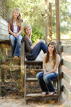 Great pose for different numbers or ages. Sibling Pictures, Sister Photography, Sister Poses, Sibling Poses, Children Photography Poses, Sibling Photography, Sibling Photos, Sister Pictures