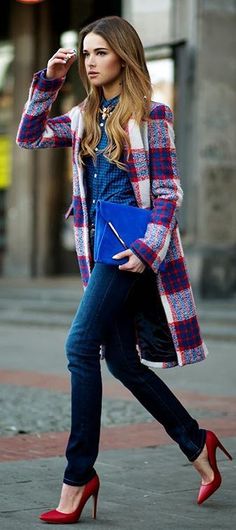 Las 10 tendencias imprescindible de este otoño 2014 | Petite Girl Moda Grunge, Gingham Outfit, Walking Down The Street, Blue Coat, Grunge Look, Gingham Shirt, Street Style Inspiration