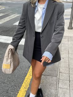 Grey Blazer Outfit Aesthetic, Smart Casual Work Outfit Skirt, Black Blazer Outfit Casual, Short Blazer Outfits, Blazer Outfits Casual, Classic Style Outfits, Stylish Winter Outfits, Uni Outfits