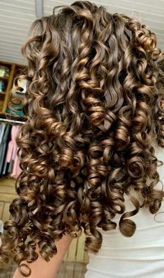 No Volume Curly Hair, Holiday Curly Hairstyles, Curly Hair Dark Red, Hair Colors Curly Hair, Caramel Highlights Curly Hair, Honey Curls, Curly Hair 3b, Curly Hair Volume, 3b Curls