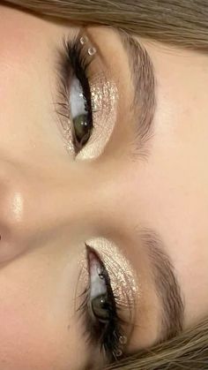 Make Up For A Ball, Makeup Ideas For Prom Brown Eyes, Glitter Eyeshadow Makeup Looks, Makeup Gold Looks, Birthday Make Up Idea, Natural Shiny Makeup, Gold Eye Makeup For Prom, Makeup Looks Holiday, Makeup Ideas For 15