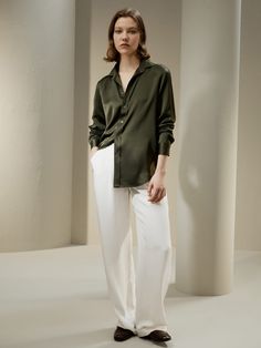 The basic long-sleeve shirt with an open placket is classic, and the proportion of the version is more slim and refined, which is suitable for the workplace that needs a more neat style. Basic Long Sleeve Shirt, Basic Clothing, Silk Clothes, Camisole Set, Silk Knit, Stripe Silk, Basic Long Sleeve, Silk Charmeuse, Basic Shirts