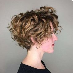 Stacked Pixie Kręcony Bob, Short Curly Bob Hairstyles, Trendy We Fryzurach, Curly Hair Trends, Tan Skin Blonde Hair, Short Curly Bob