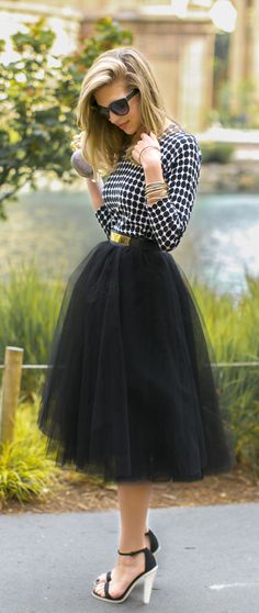 black tulle skirt + checkered blouse Rok Tile, Rok Outfit, Gonna In Tulle, Skirt Tutu, Bridget Bardot, Skirt Tulle, Tulle Skirt Black, Lady Like, Tulle Skirts