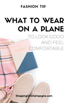 Whether you are traveling on a short flight or taking a 15 hour flight to another continent, one of the most common questions travelers have is what to wear on a plane. Here are all of the tips you need to know to look good and feel comfortable on a plane. Yoga Wear Fashion, Plane Outfit, Minimalist Fashion Outfits, Airplane Outfits, On An Airplane, Vacation Fashion, Denim Outfits