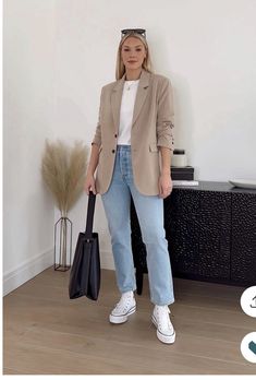 Cream Coat Outfit Spring, Cream Blazer Casual Outfit, Beige Blazer Styling Women, Beige Blazer Fall Outfit, Sand Blazer Outfit Woman, Light Jeans Work Outfit, Bussines Casual Women Outfits Jeans, Tan Blazer Outfits Women Casual, Cream Blazer Outfits For Women Casual