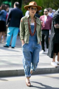 Womens Fashion Casual College, Mens Fashion Week Street Style, Edgy Girls, Denim Street Style, Overalls Fashion, Look Jean, Mode Hippie, Overalls Outfit, Mens Fashion Week