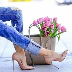 Tag a friend who would like this bag and heels !  #luxurybag #heels #luxurylife #luxurystyle Celine Tote Bag, Celine Tote, Nude High Heels, So Kate, Estilo Chic, Jim Morrison, Pink Tulips, Big Fashion, Nude Heels