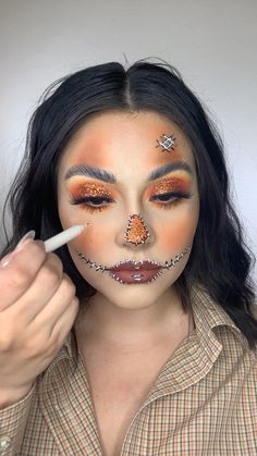 Hallowen Ideas Makeup, Pumpkin Eye Makeup, Maquillaje De Payaso Mujer, Scarecrow Costume Women, Pumpkin Makeup Ideas, Sugar Skull Makeup Tutorial, Scarecrow Halloween Makeup, Pumpkin Makeup, Catrina Makeup