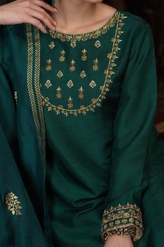 Emerald Green Shirt, Hand Embroidery Dress, Neck Designs For Suits, Embroidery On Kurtis, Kurti Embroidery Design, Pakistani Fashion Party Wear, Salwar Kamiz, Handmade Embroidery Designs, Kurti Designs Party Wear