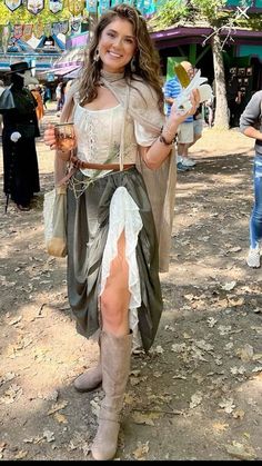 Renfest Witch, Womens Ren Faire Outfit, Summer Ren Faire Costume, Rein Faire Outfits, Medieval Fair Outfit, Renisance Aesthetic Outfits, Ren Faire Outfits Fairy, Renassiance Fair Outfits